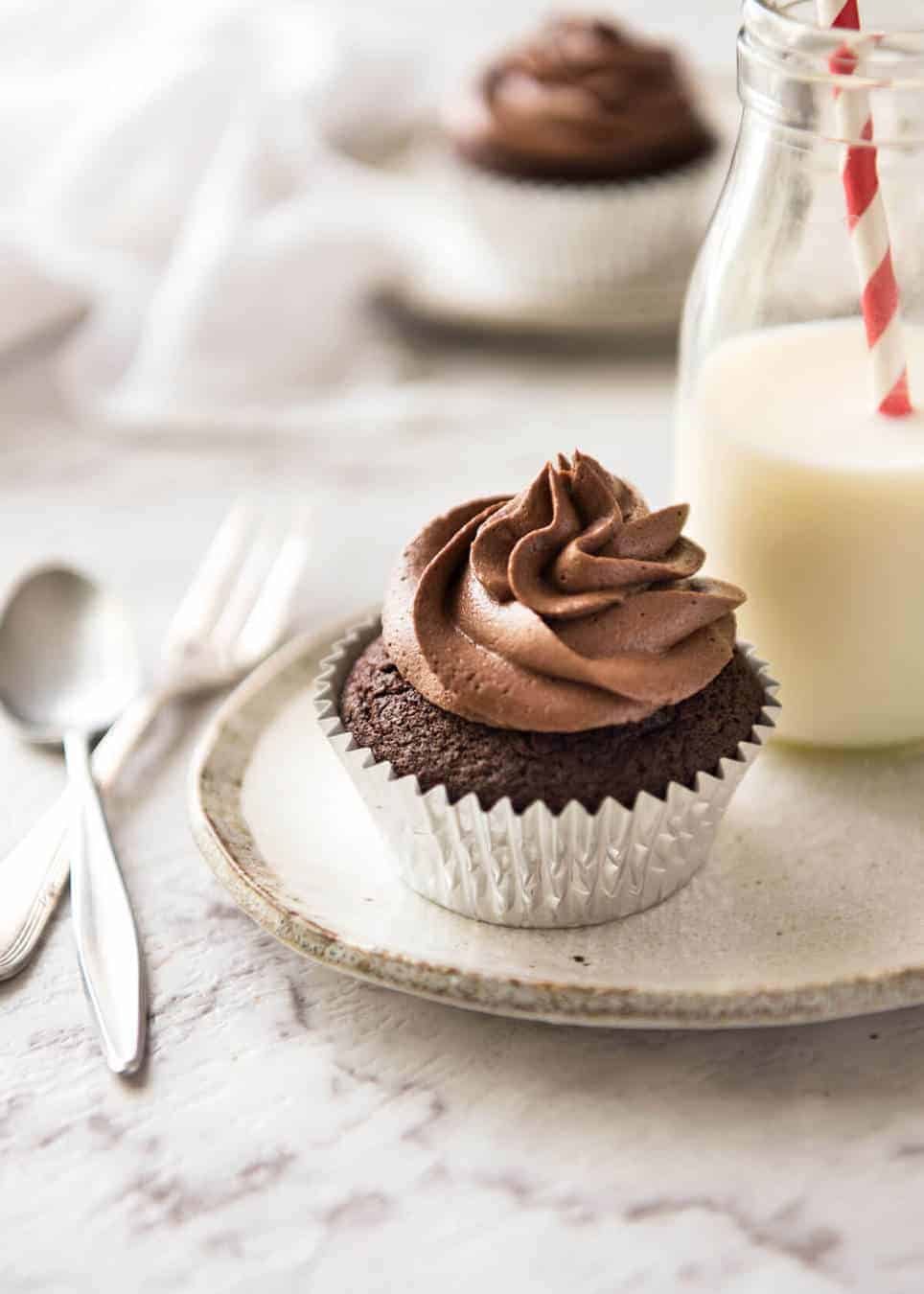 Quick & Easy Chocolate Cupcakes: Rich Flavor, Simple Ingredients